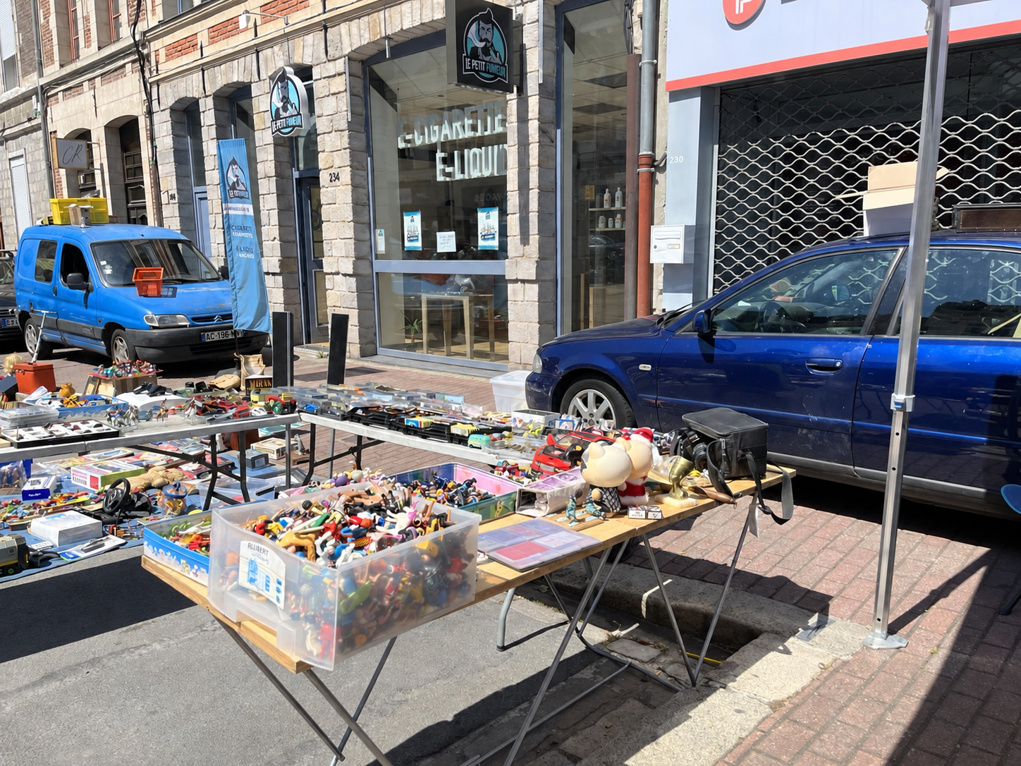 Stand de brocante installé dans une rue du Nord