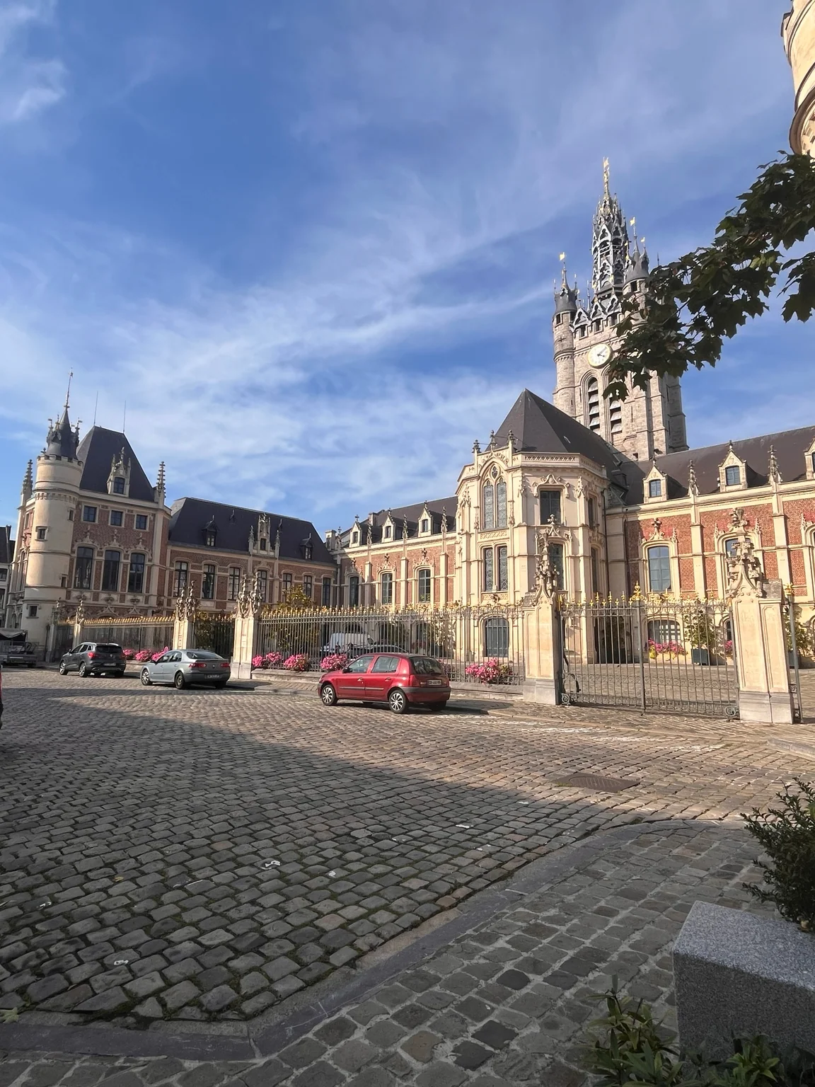 Façade de l’Hôtel de Ville de Douai et son beffroi sous un ciel bleu, le 29 septembre 2026.