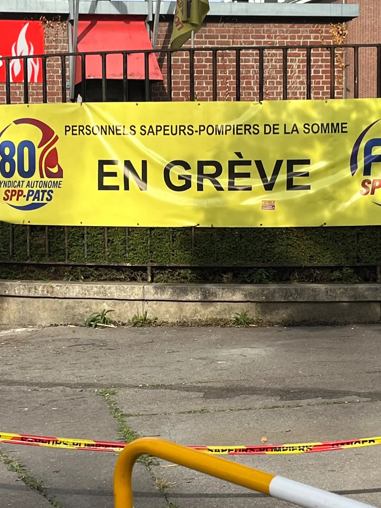 Banderole jaune En grève du syndicat autonome SPP-PATS 80