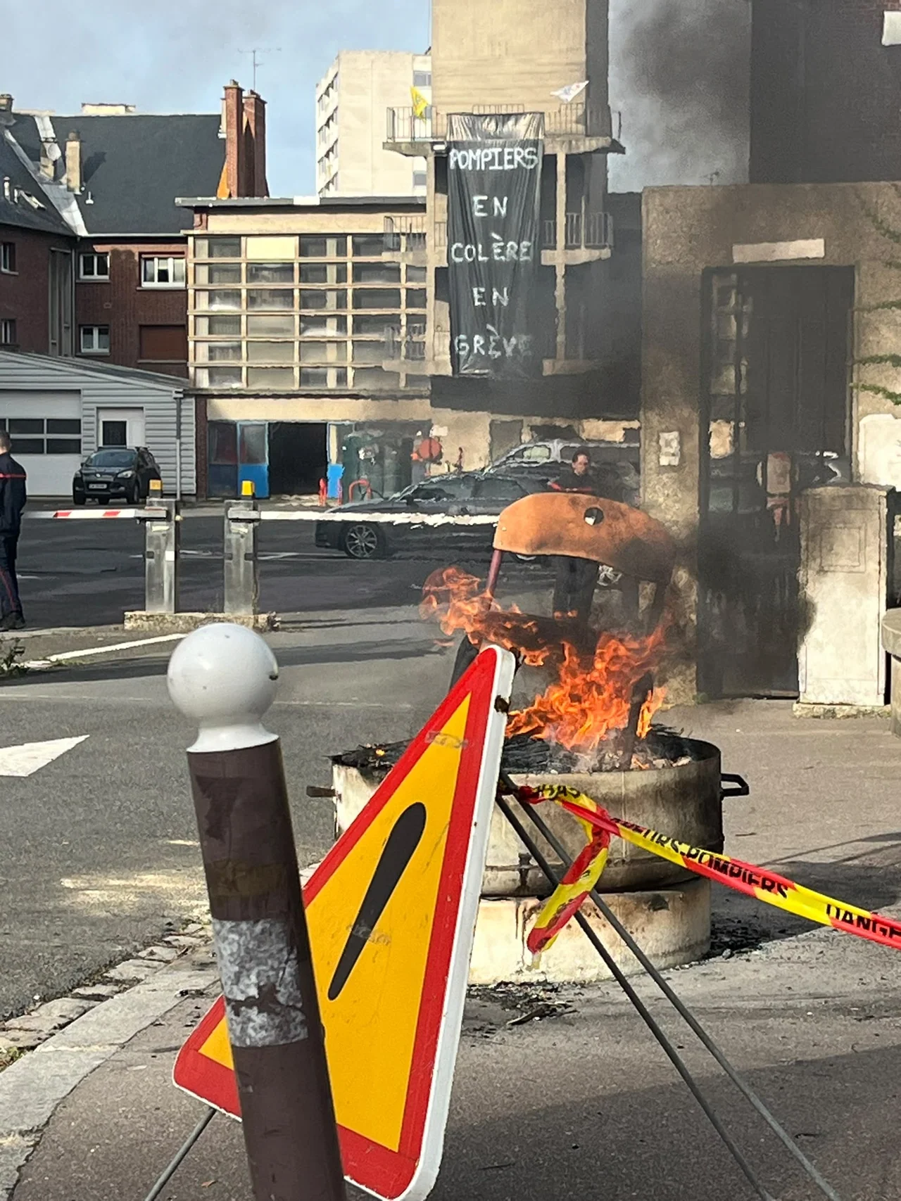 Feu de protestation et banderole Pompiers en colère en grève à Amiens