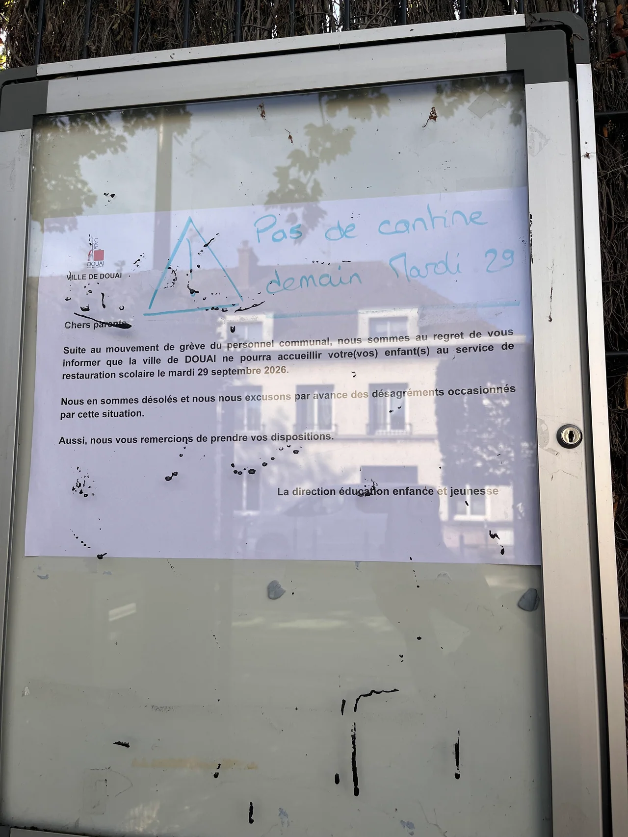 Avis de la Ville de Douai annonçant la fermeture de la restauration scolaire le 29 septembre 2026 en raison d’un mouvement de grève du personnel communal
