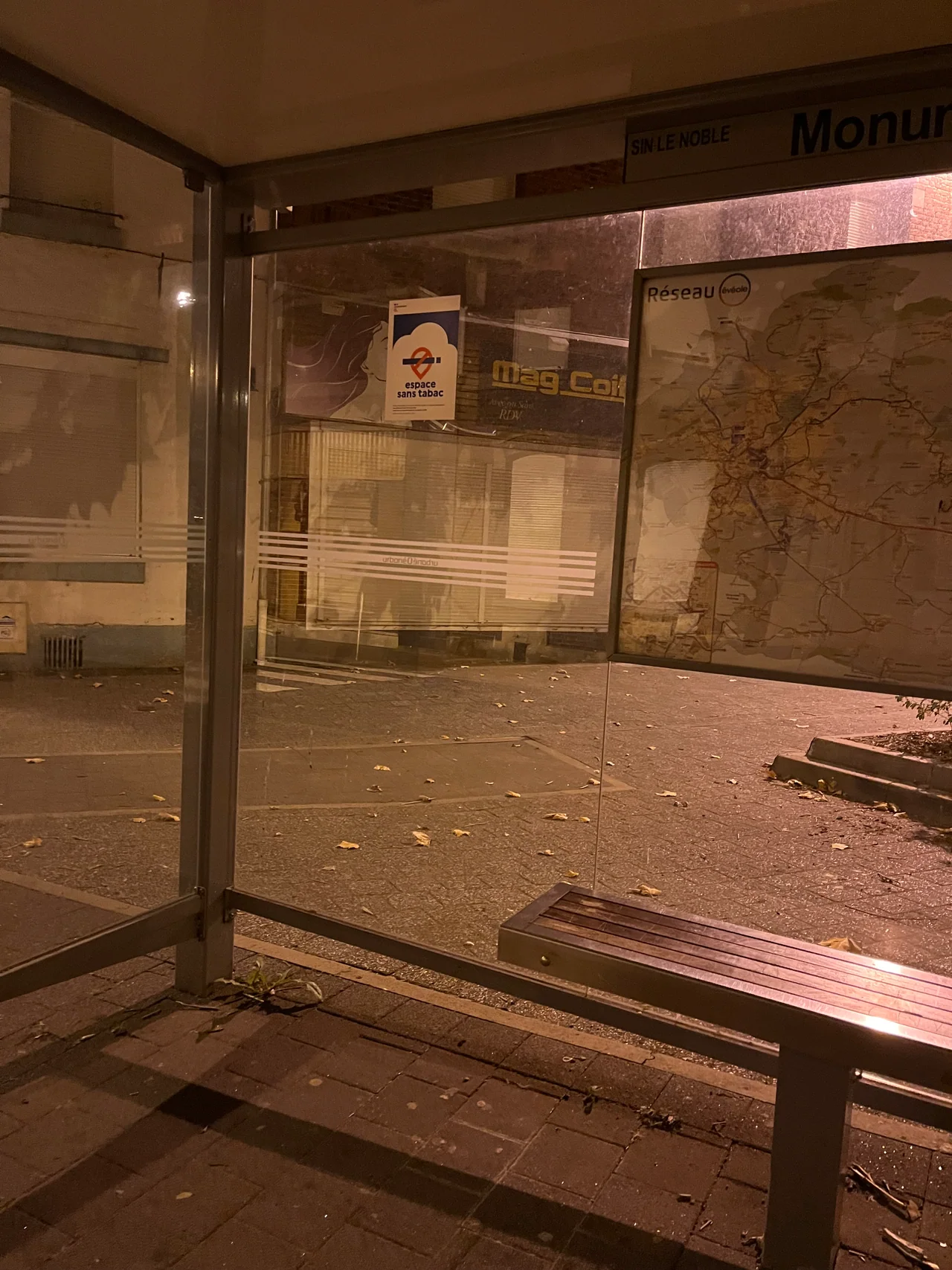 « Affiche “Espace sans tabac” installée à l’intérieur de l’abribus Monument à Sin-le-Noble. »