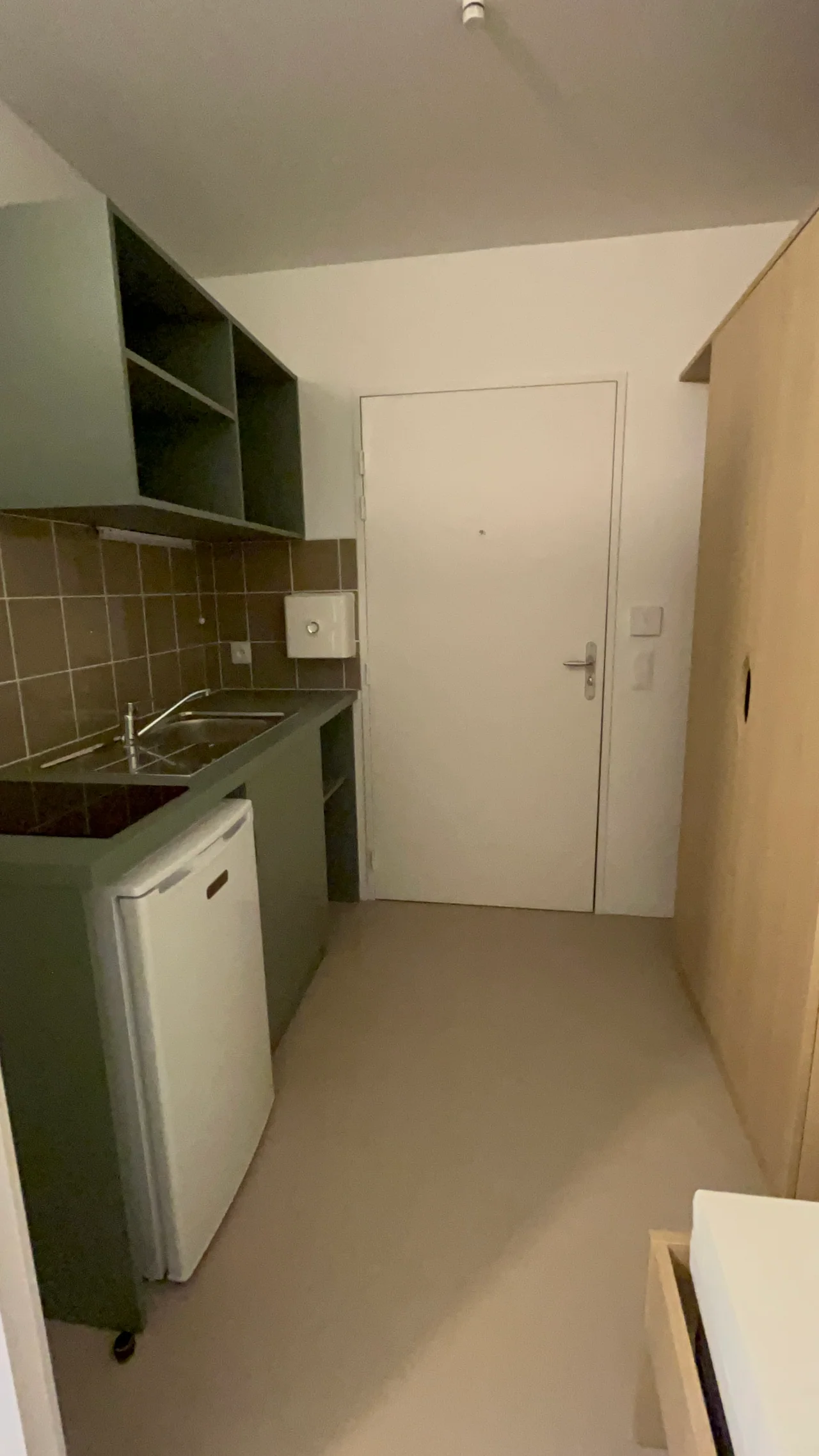 Coin kitchenette d’une studette du bâtiment J de la résidence Hélène-Boucher