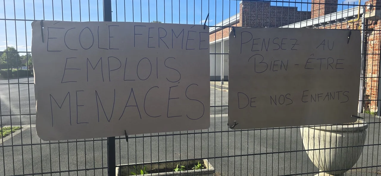 Pancartes de parents mobilisés devant l’école Victor-Hugo à Raimbeaucourt