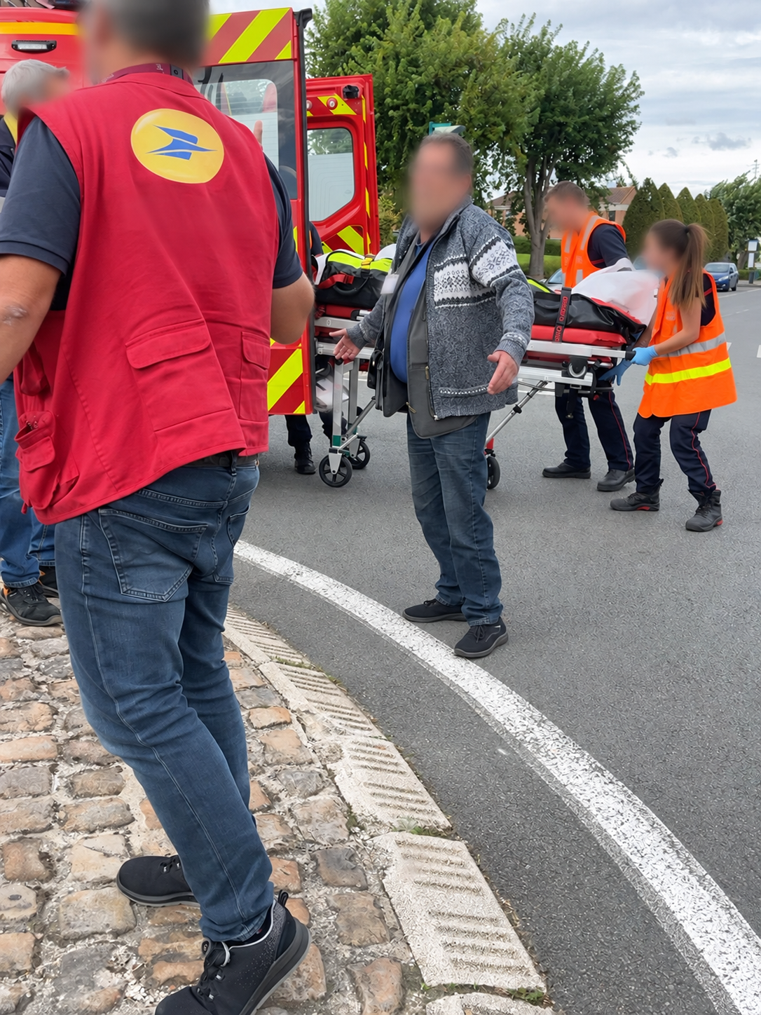 Intervention des secours après un accident à Sin-le-Noble, victime prise en charge sur un brancard, visages floutés