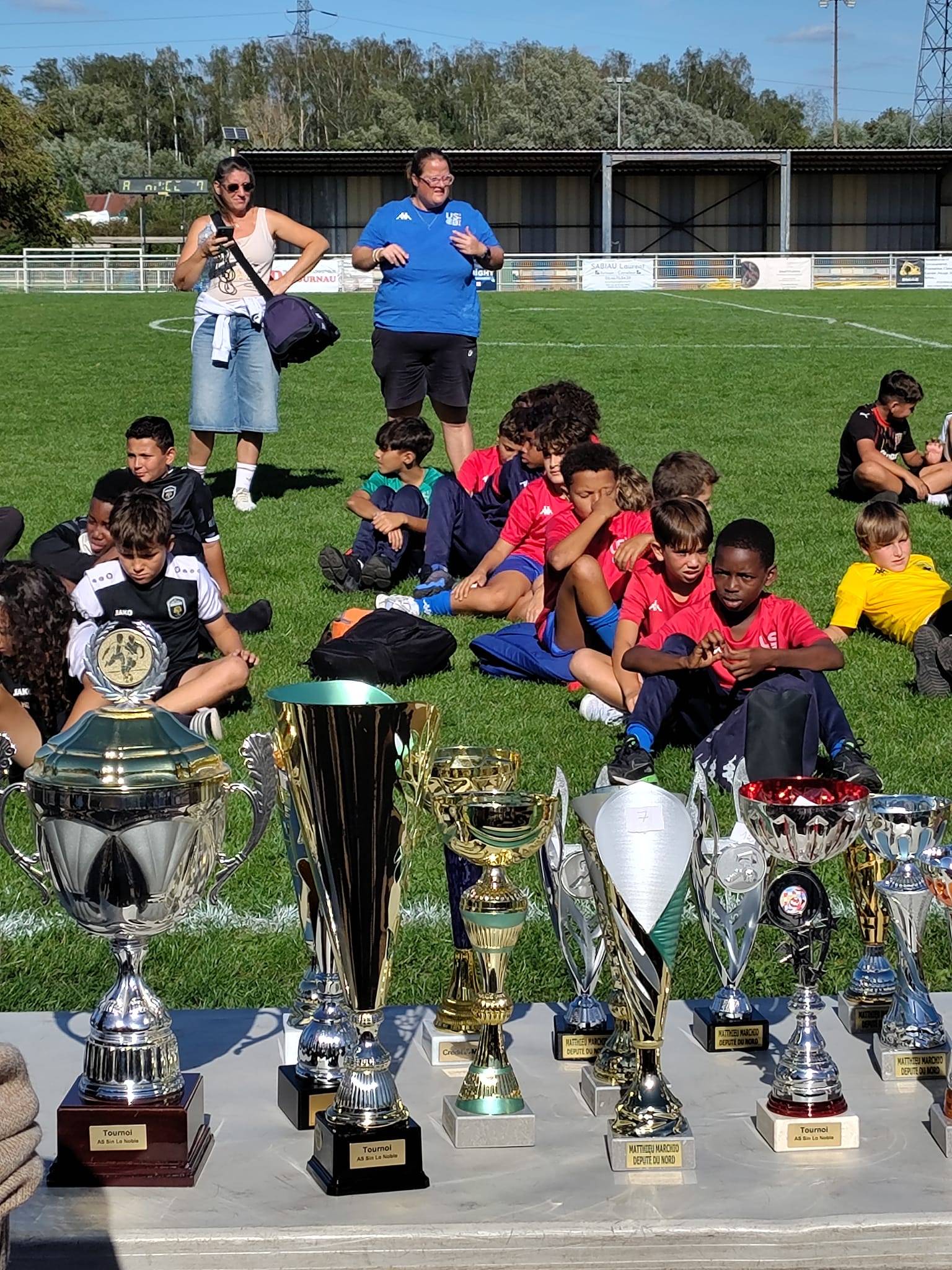 Les équipes réunies près des trophées à Sin-le-Noble