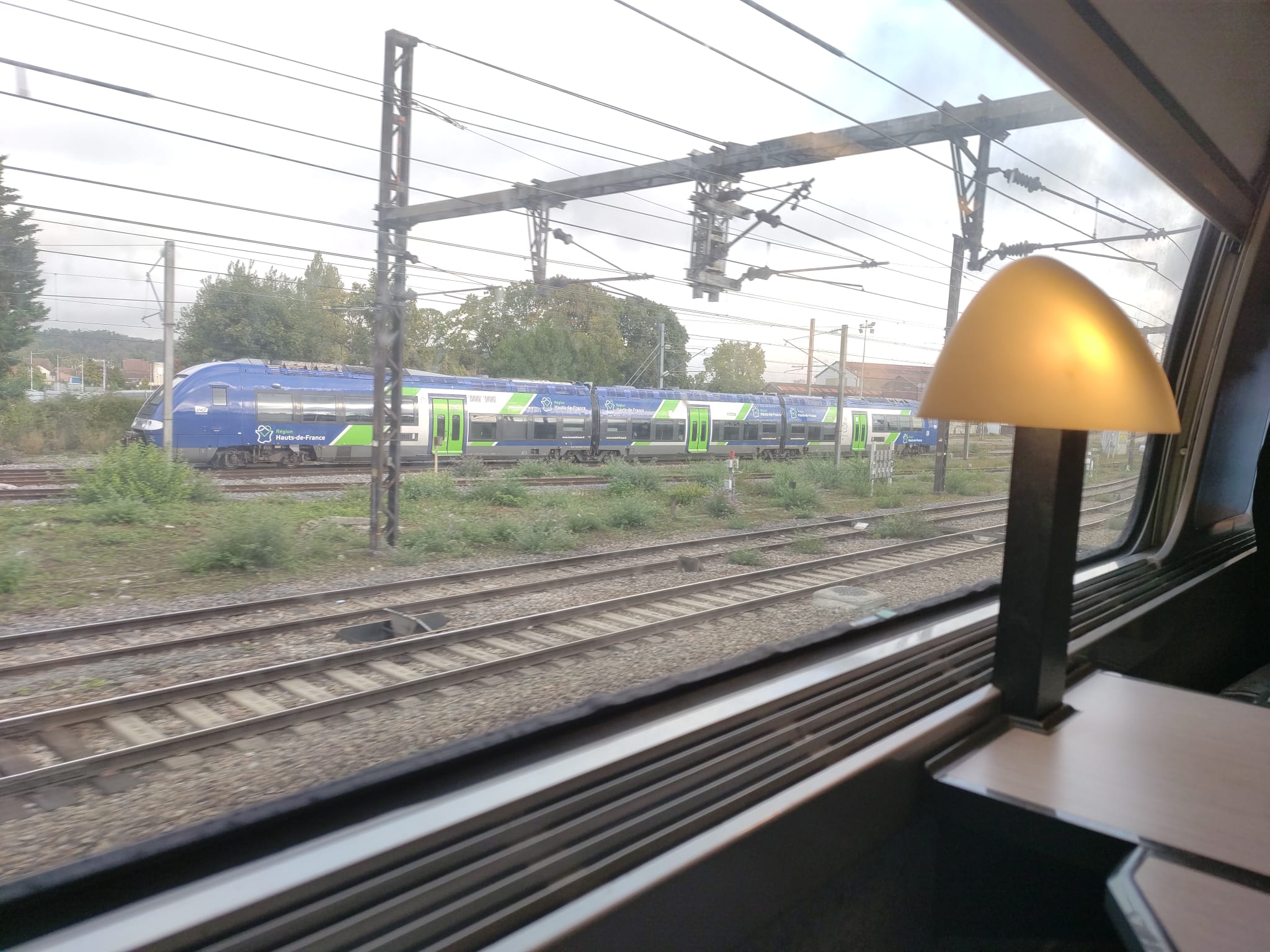 Un TER Hauts-de-France photographié depuis un train détourné par la ligne classique